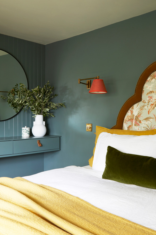 Diseño de dormitorio principal clásico renovado de tamaño medio con paredes verdes, suelo de madera en tonos medios, suelo beige y panelado