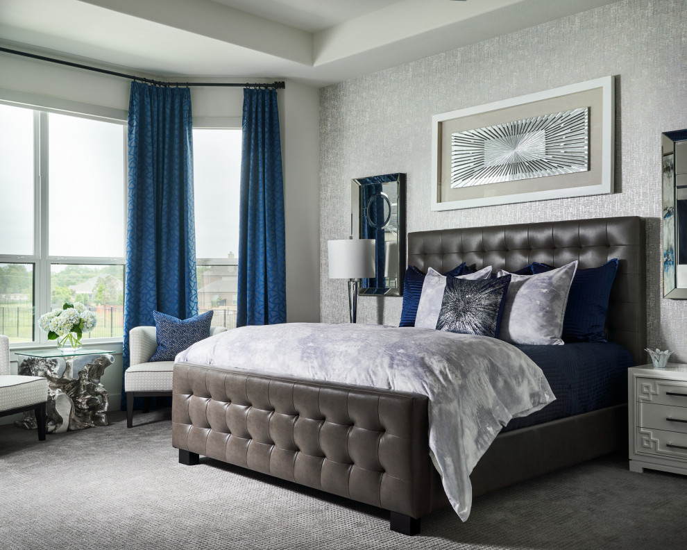 Свежая идея для дизайна: большая хозяйская спальня в стиле неоклассика (современная классика) с серыми стенами, ковровым покрытием, серым полом, многоуровневым потолком и обоями на стенах - отличное фото интерьера