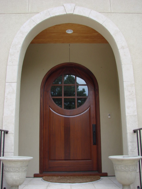 Photo of a traditional entryway in Charleston.