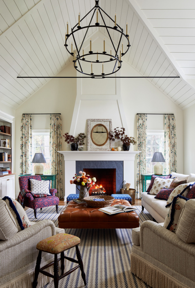 Cette image montre un grand salon rustique avec un sol en bois brun, une cheminée standard, un manteau de cheminée en pierre et un plafond en lambris de bois.
