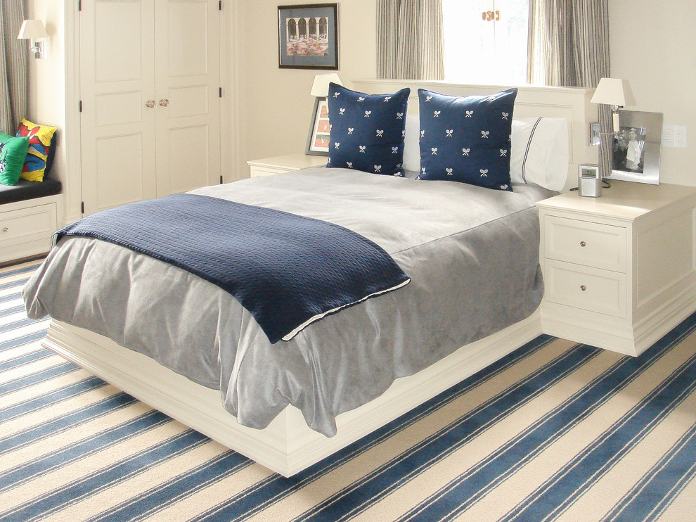 Transitional home design photo in Toronto