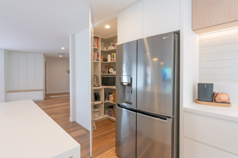 Photo of a beach style kitchen in Gold Coast - Tweed.