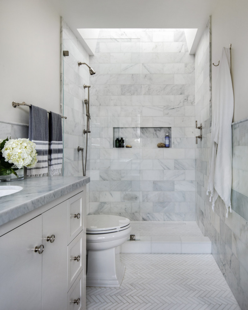サンフランシスコにある高級な小さなトラディショナルスタイルのおしゃれな浴室の写真