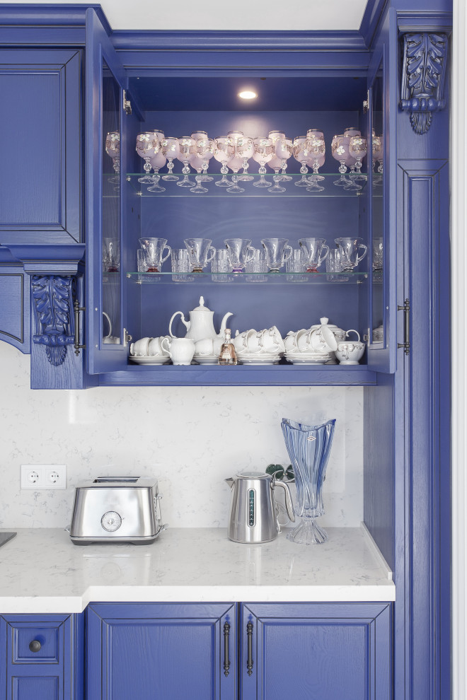 Кухня королевского синего цвета, массив ясеня, классика.