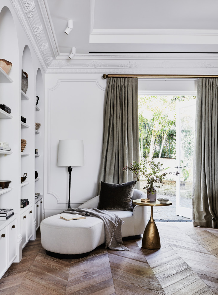 Inspiration för mycket stora klassiska separata vardagsrum, med ett finrum, vita väggar, mellanmörkt trägolv och brunt golv