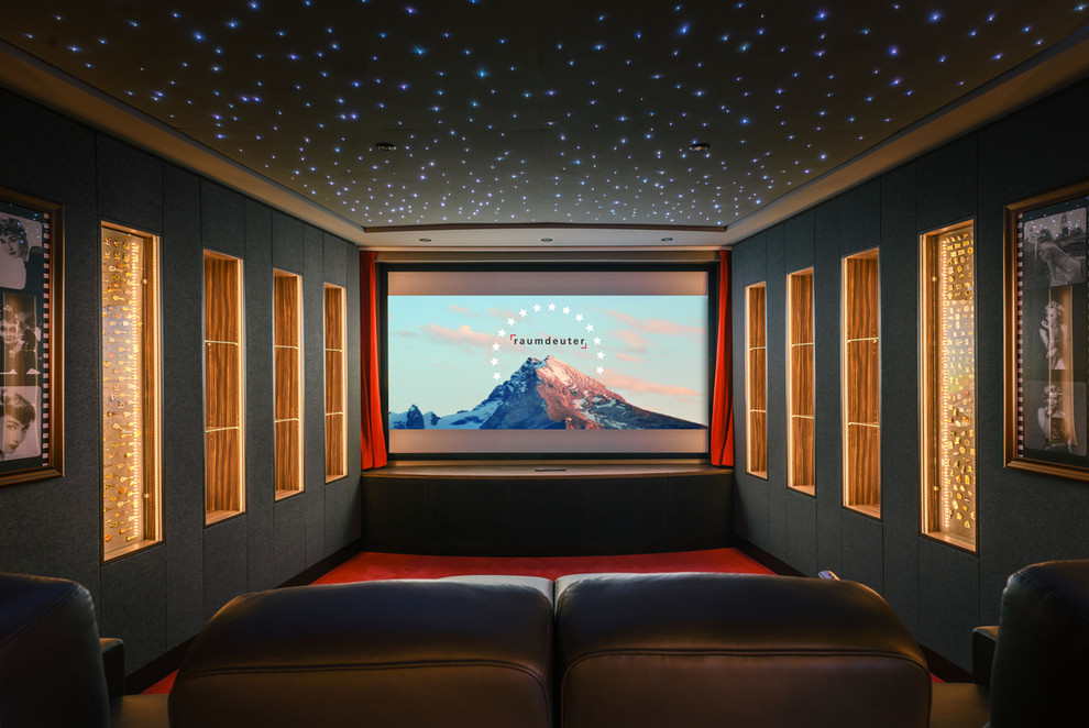 Heimkino mit grauer Wandfarbe, Teppichboden, Leinwand und rotem Boden in Berlin