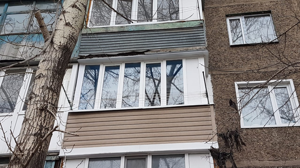 Обшивка балкона сайдингом