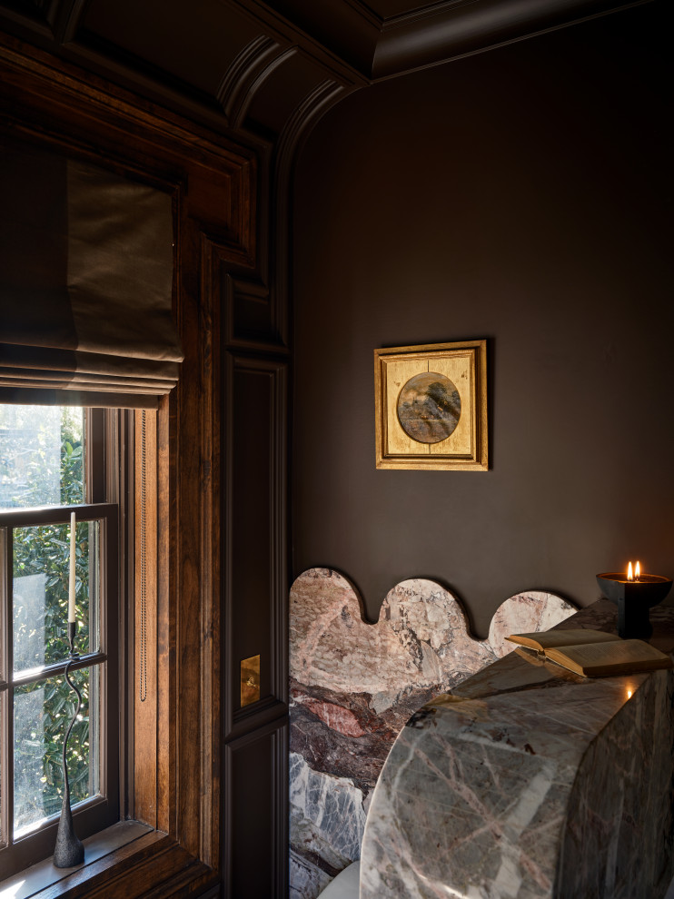 Inspiration för ett vintage en-suite badrum, med bruna väggar