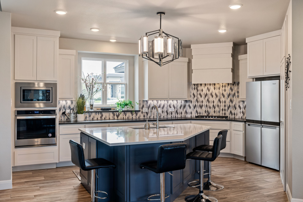 Kitchen - transitional kitchen idea in Austin