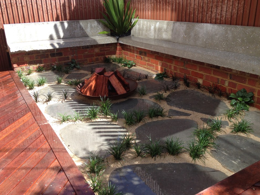Photo of a contemporary patio in Melbourne.