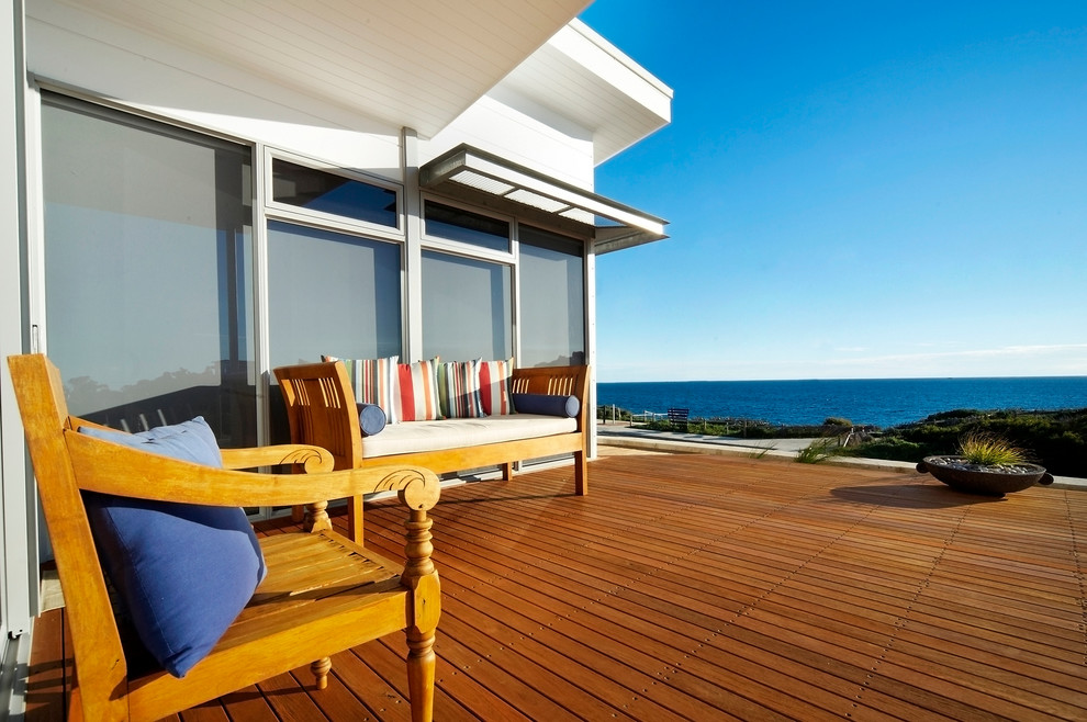 Design ideas for a contemporary deck in Perth.