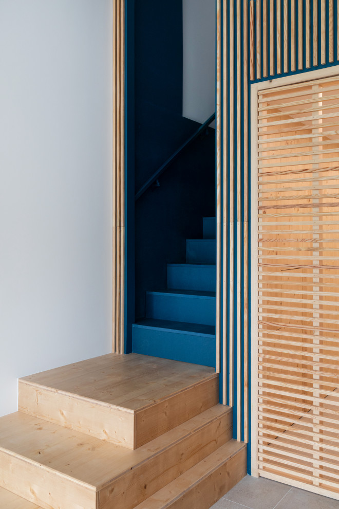 Cette image montre un petit escalier marin en bois.