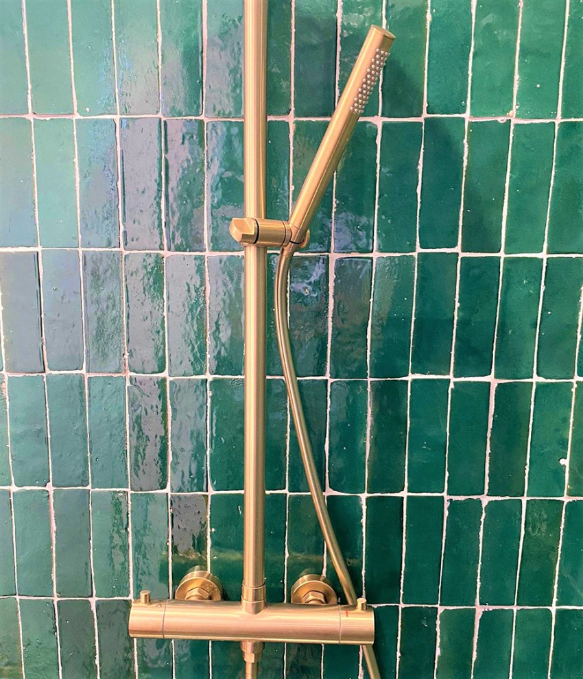 Пример оригинального дизайна: ванная комната с плиткой из сланца