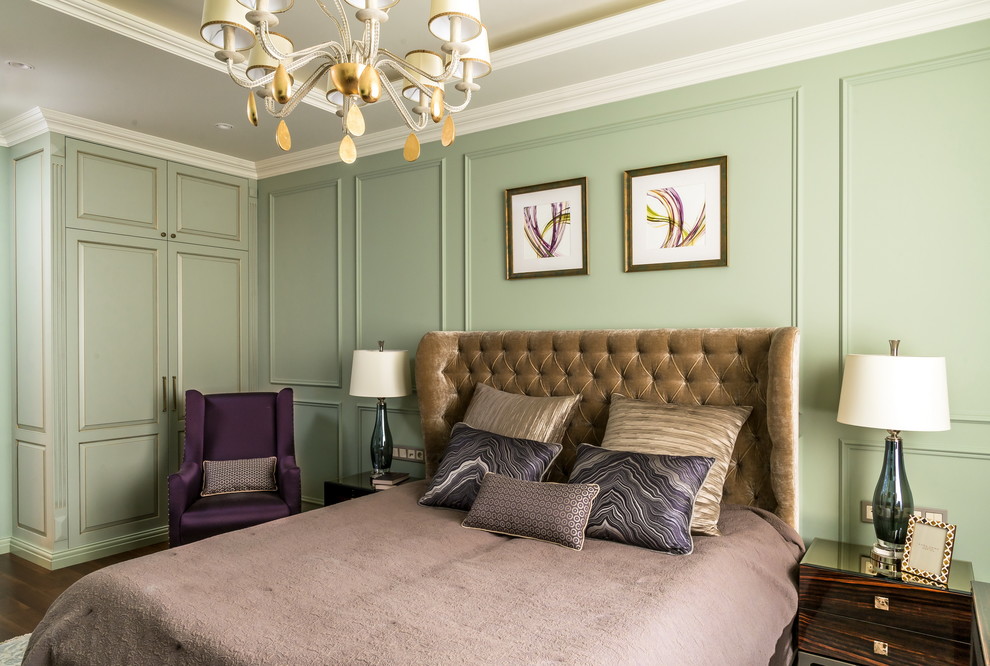 Стильный дизайн: большая хозяйская спальня с зелеными стенами и темным паркетным полом - последний тренд