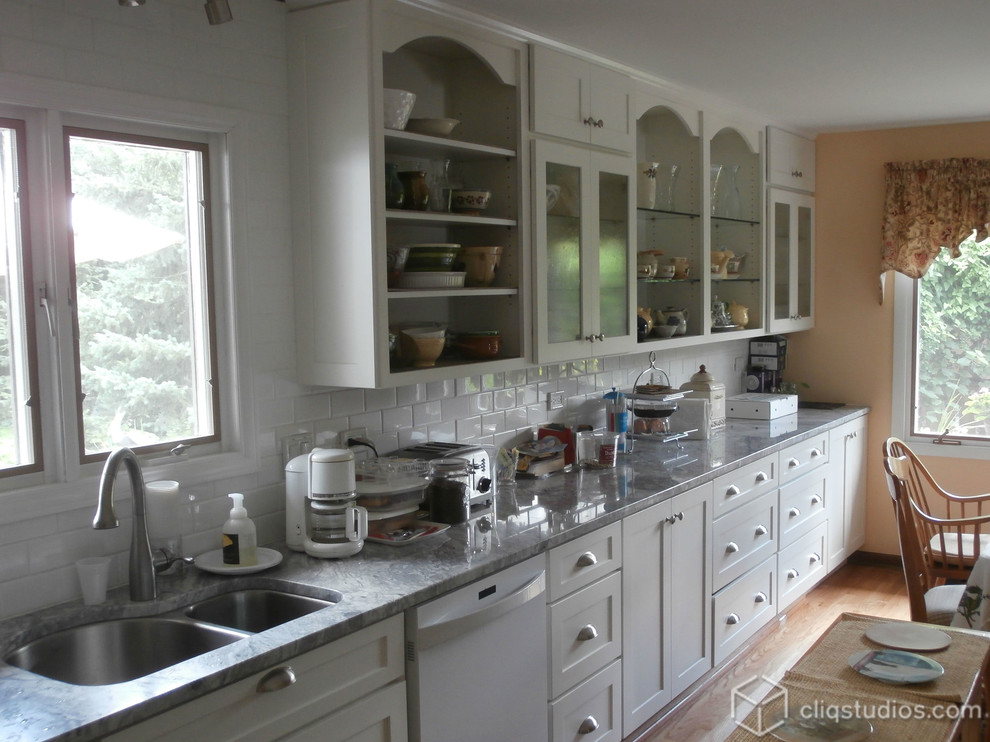 Example of a transitional kitchen design in Chicago