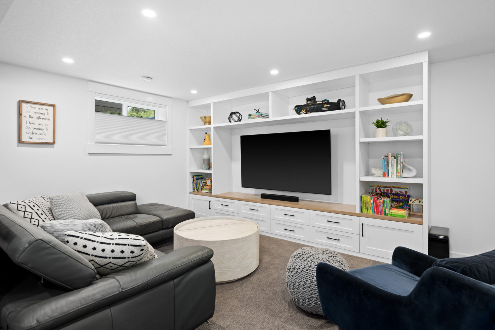 Inspiration för ett litet funkis öppen hemmabio, med vita väggar, heltäckningsmatta, en väggmonterad TV och grått golv