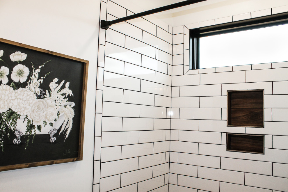 Immagine di una stanza da bagno padronale industriale con doccia doppia, piastrelle bianche, pareti bianche, pavimento in cemento, pavimento grigio, doccia con tenda e piastrelle effetto legno