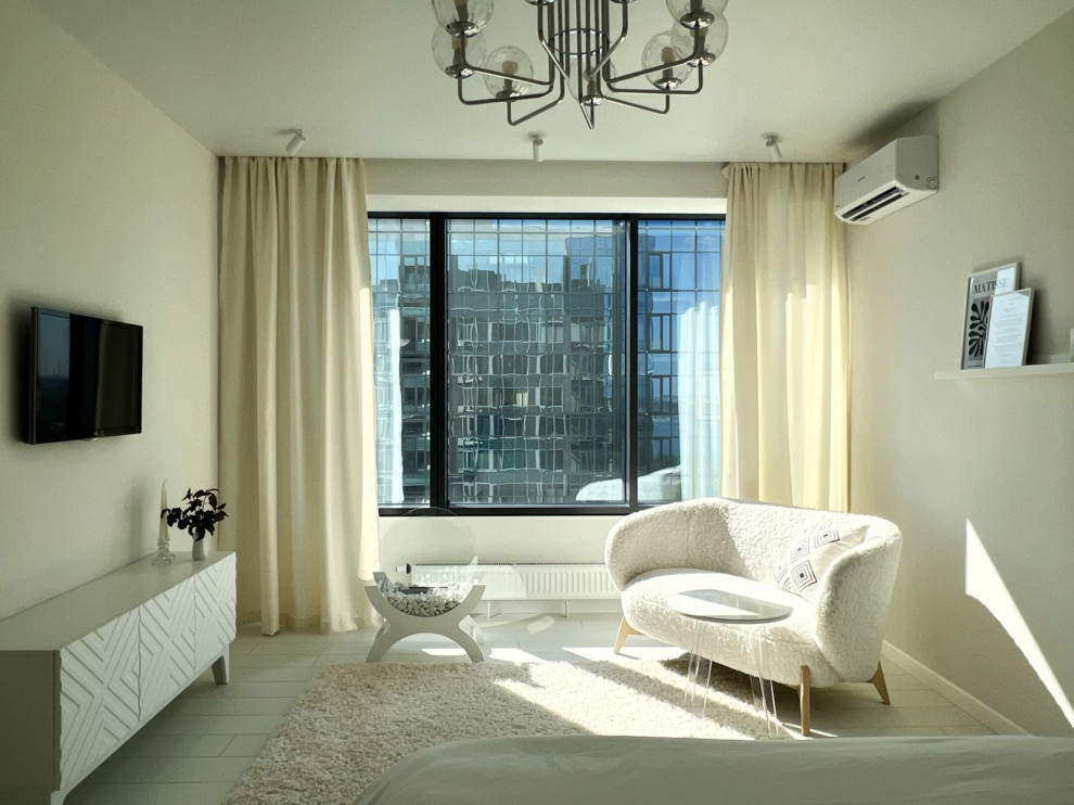 Пример оригинального дизайна: маленькая гостиная комната в белых тонах с отделкой деревом в современном стиле с белыми стенами, полом из ламината, двусторонним камином, телевизором на стене, белым полом, обоями на стенах и ковром на полу для на участке и в саду
