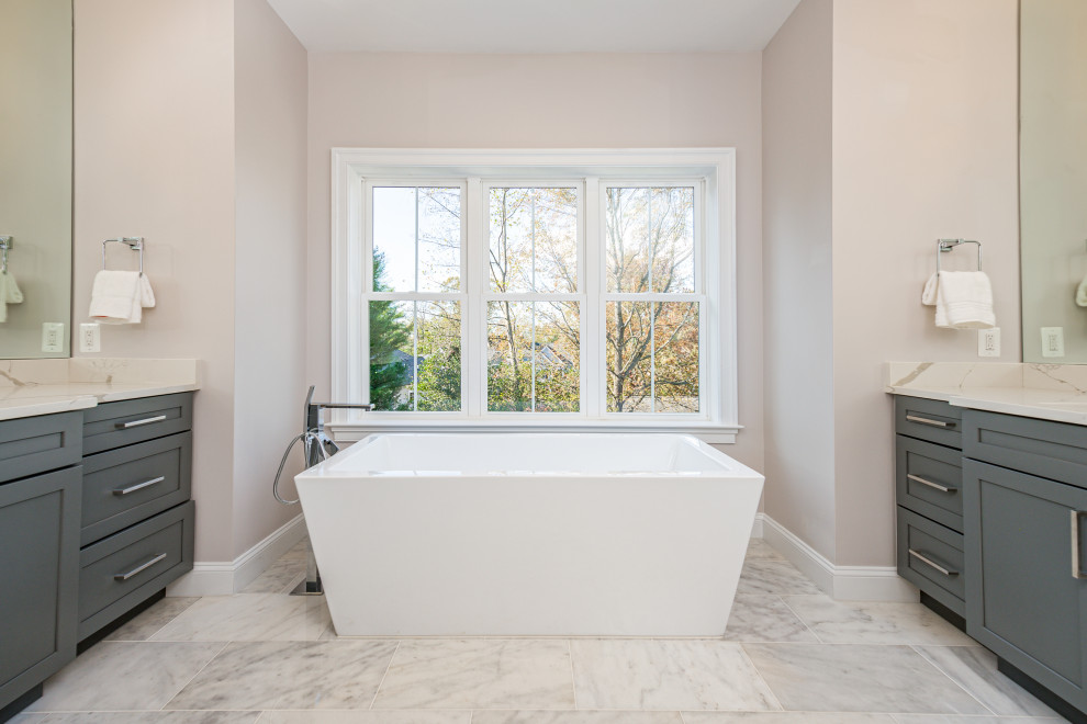Exempel på ett lantligt en-suite badrum, med luckor med infälld panel, grå skåp, ett fristående badkar, en dubbeldusch, klinkergolv i porslin, ett undermonterad handfat, bänkskiva i kvarts och dusch med gångjärnsdörr