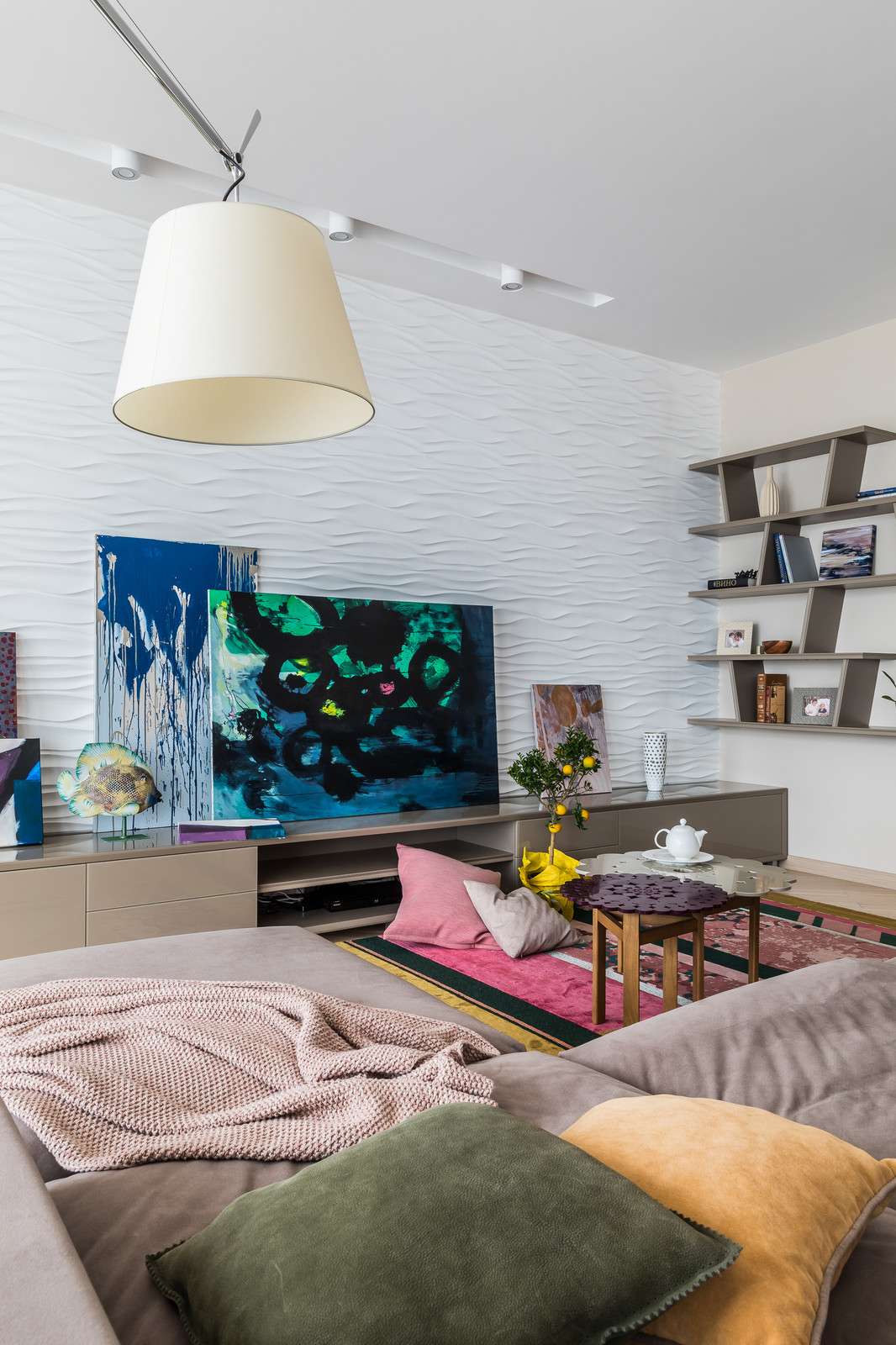 Интерьер частного дома с яркими акцентами