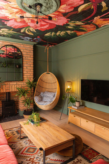 Vibrant Living Room with Statement Ceiling eklektisk-vardagsrum