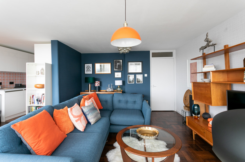 Идея дизайна: маленькая открытая гостиная комната в стиле ретро с музыкальной комнатой, оранжевыми стенами, полом из винила, подвесным камином, коричневым полом и обоями на стенах для на участке и в саду