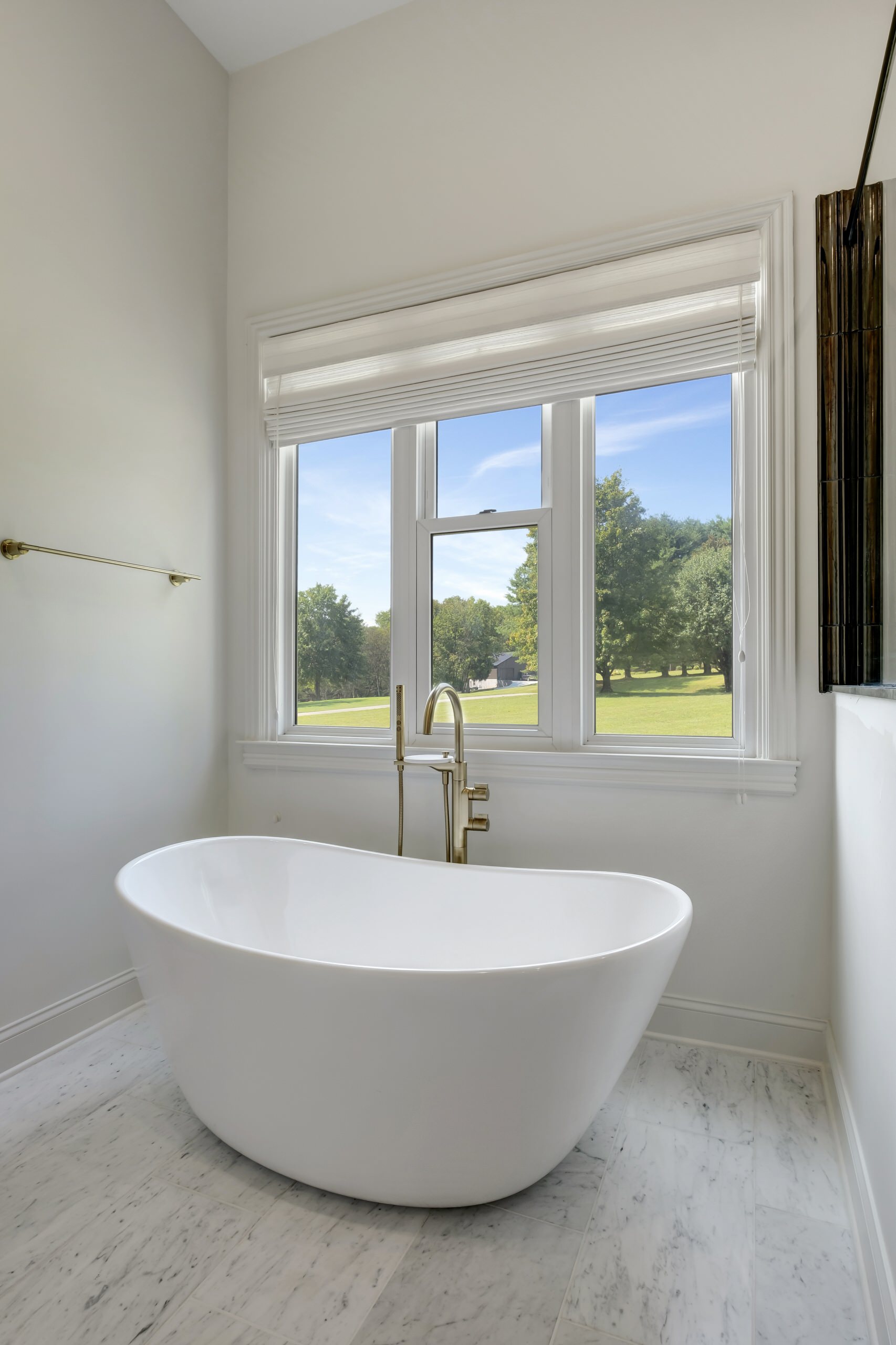 Elegant tile bath
