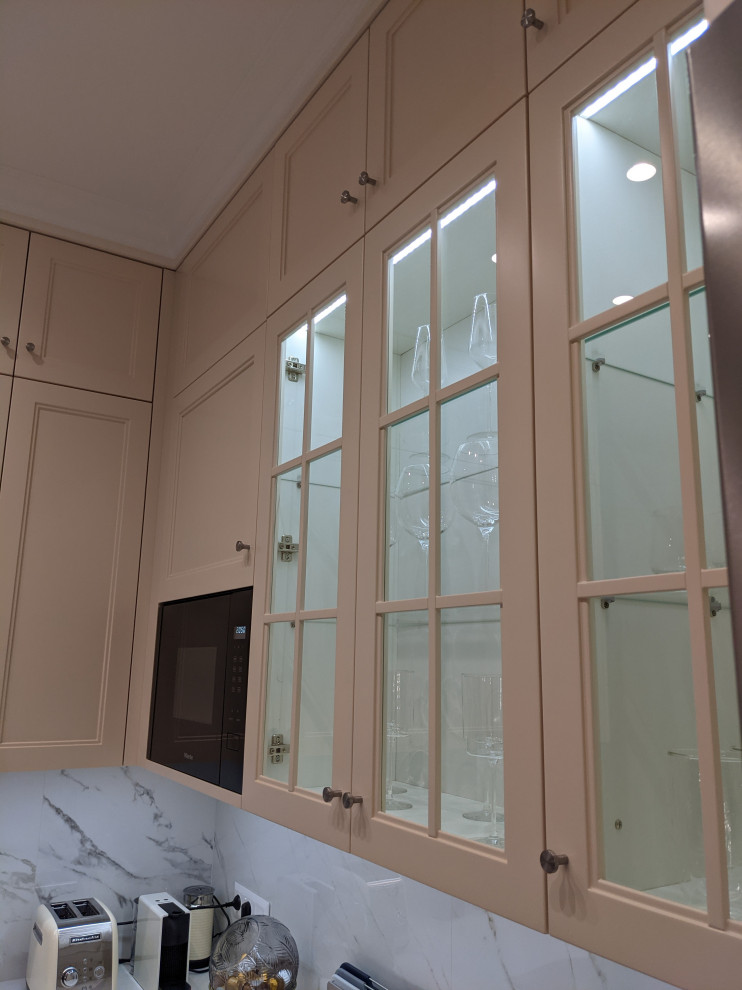 Маленькая белая кухня в неоклассическом стиле