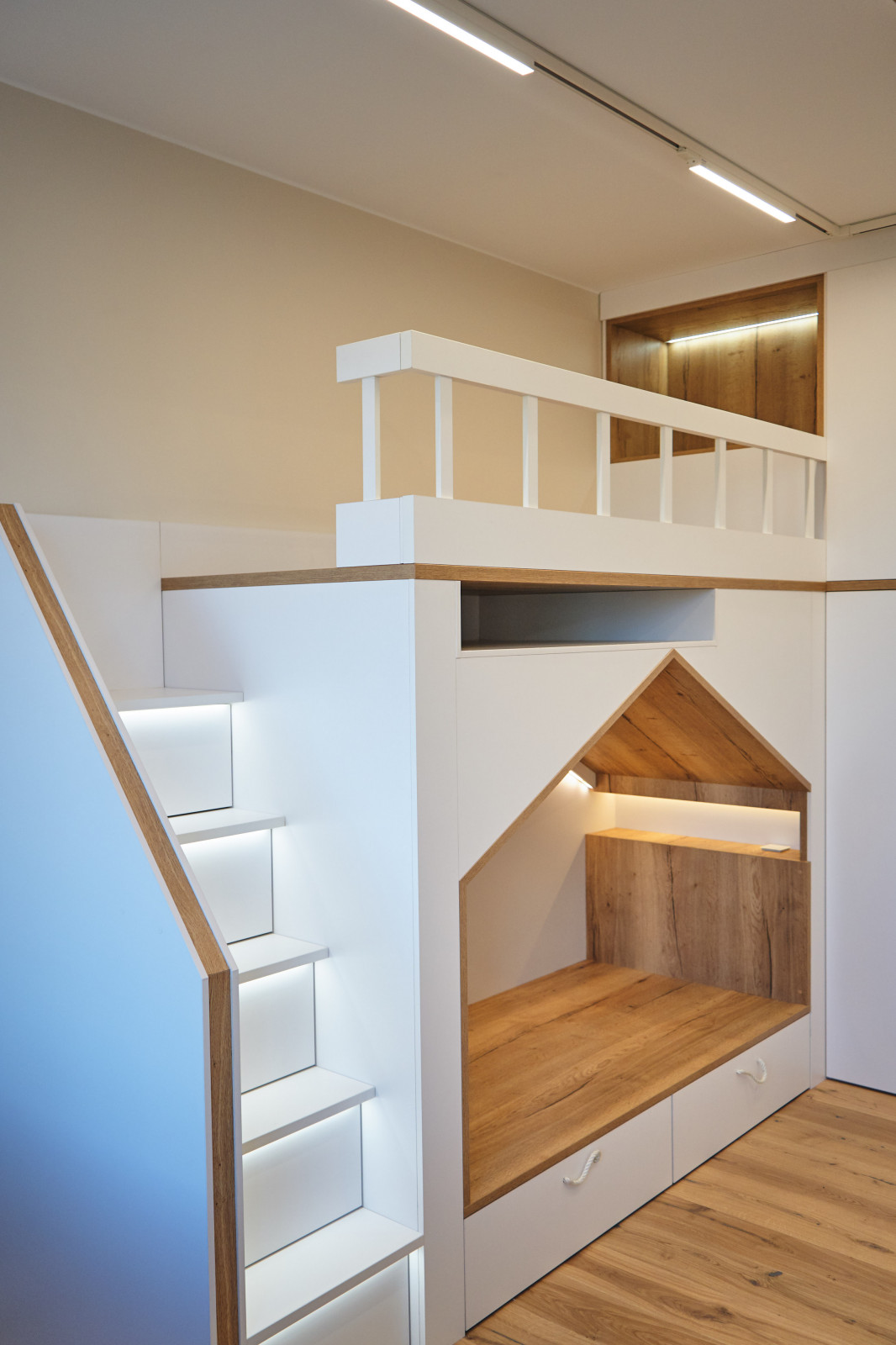 Детская двухъярусная кровать-домик с системами хранения от raumplus