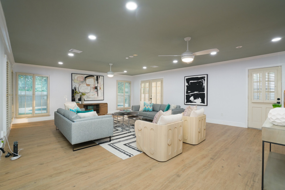 Idee per un ampio soggiorno moderno aperto con pareti verdi, pavimento in laminato e pavimento beige