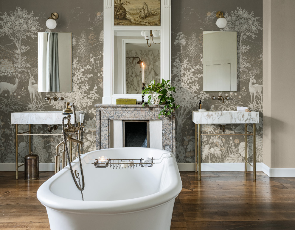 Стильный дизайн: большая главная ванная комната в викторианском стиле с бежевыми фасадами, напольной тумбой и обоями на стенах - последний тренд