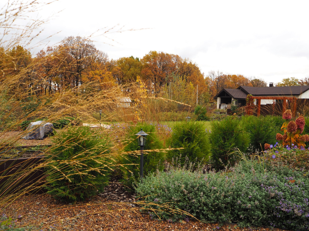 Сад с водоёмом