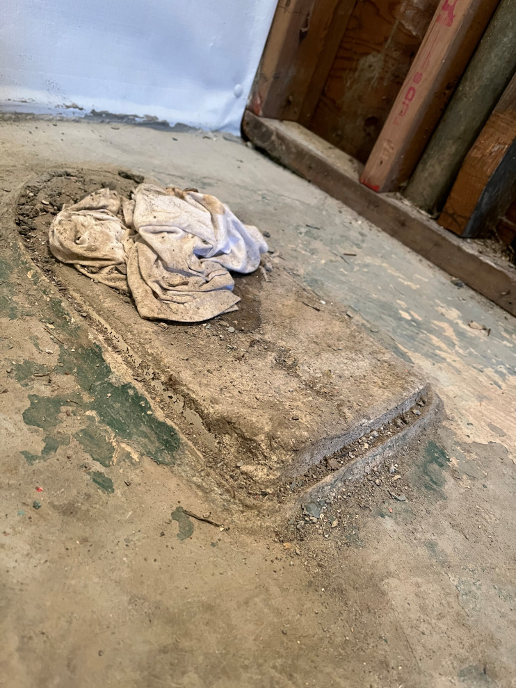 Toilet installation, uneven floor