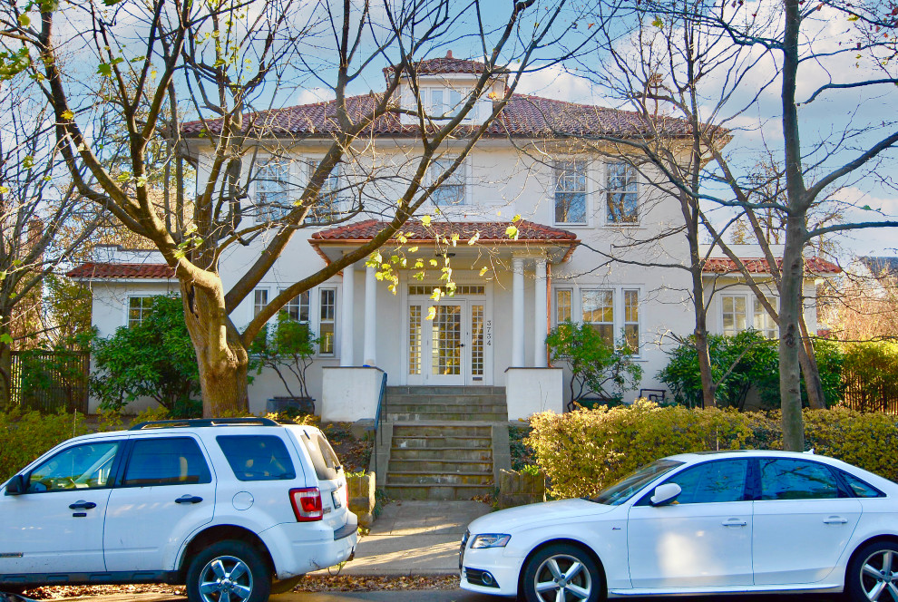 Mediterranes Einfamilienhaus mit Putzfassade, weißer Fassadenfarbe, Walmdach, Ziegeldach und rotem Dach in Washington, D.C.
