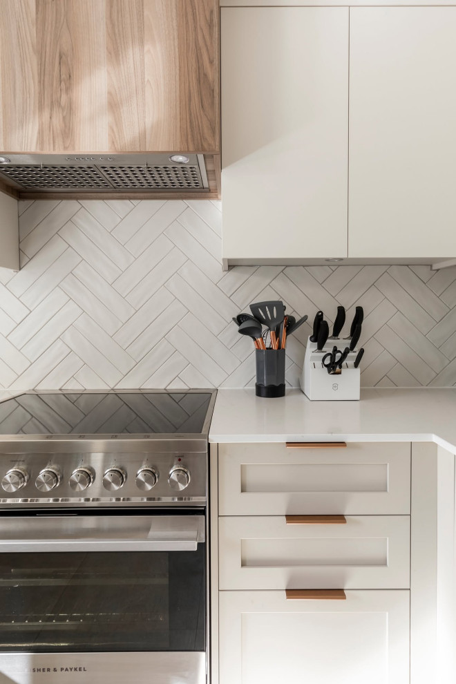 Bright Transitional Kitchen Blainville