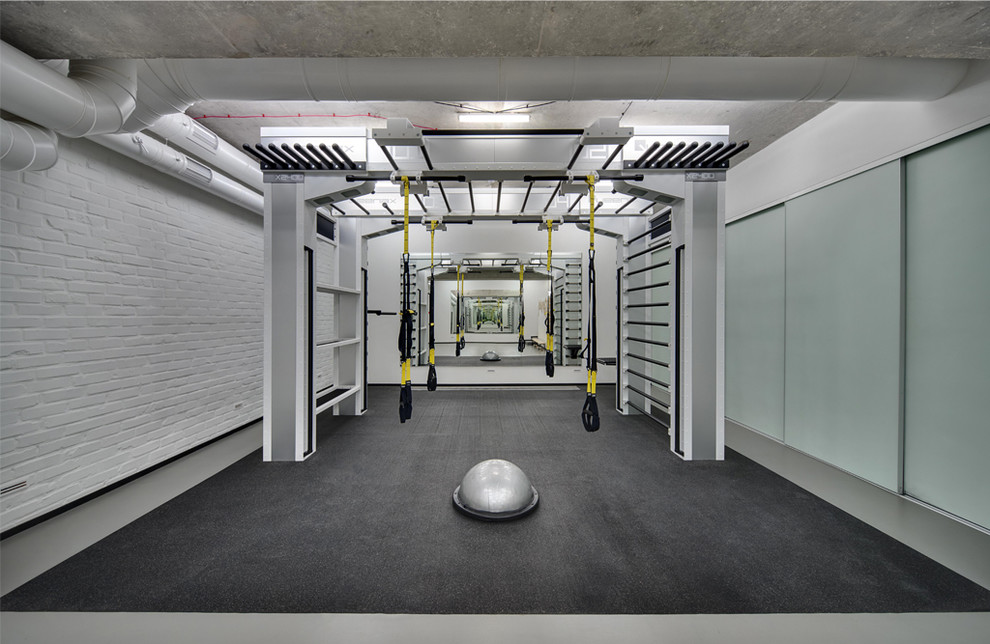 Зал для занятий йогой и TRX