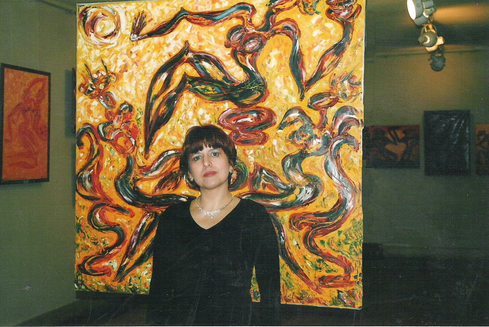 На фоне картин Лики Волчек
