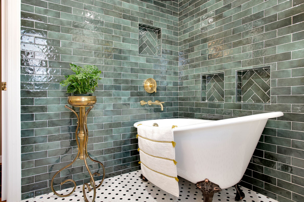 Foto på ett mellanstort retro vit badrum, med släta luckor, bruna skåp, ett badkar med tassar, en dusch/badkar-kombination, grön kakel, keramikplattor, gröna väggar, ett undermonterad handfat, bänkskiva i kvartsit och vitt golv