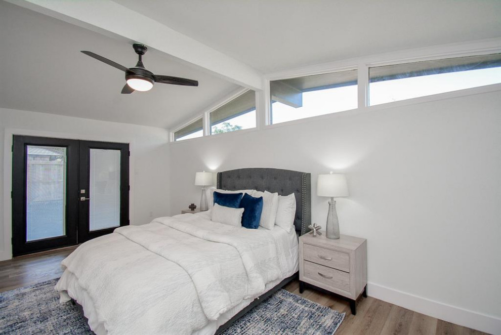 Ispirazione per una grande camera da letto design con pavimento in laminato, pavimento beige e soffitto a cassettoni