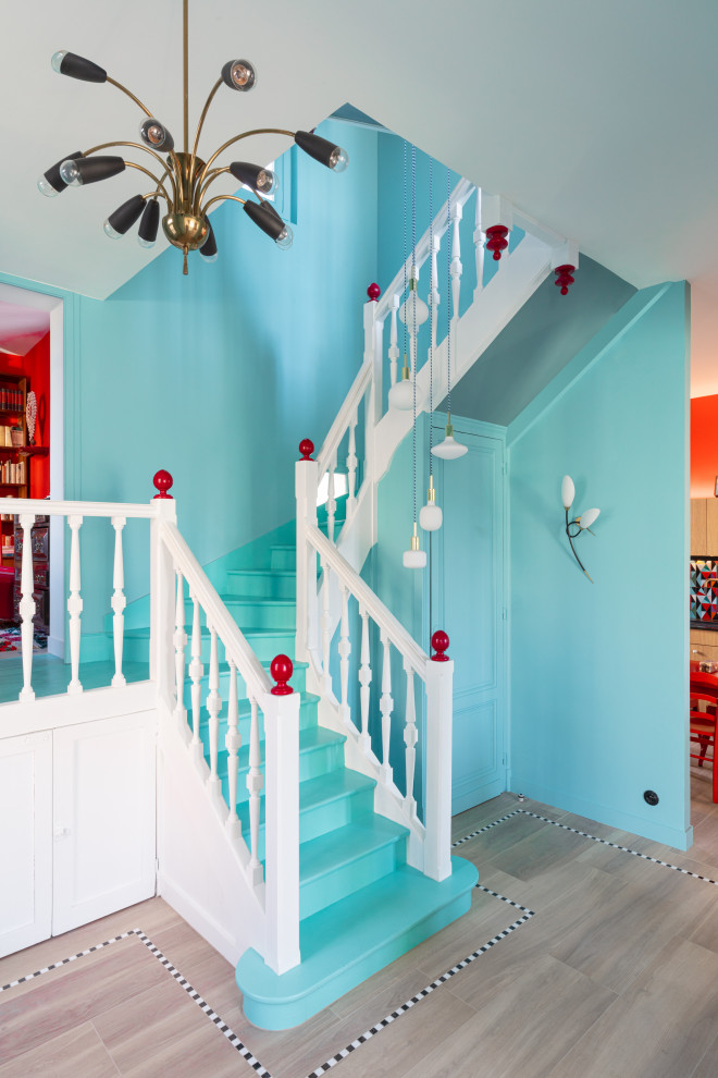 Idée de décoration pour un escalier bohème avec rangements.