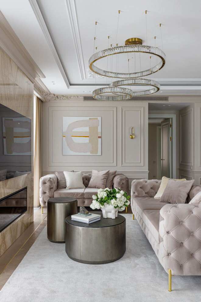 Klassisches Wohnzimmer mit beiger Wandfarbe, hellem Holzboden, Gaskamin, Kaminumrandung aus Stein, TV-Wand, beigem Boden und Wandpaneelen in Moskau