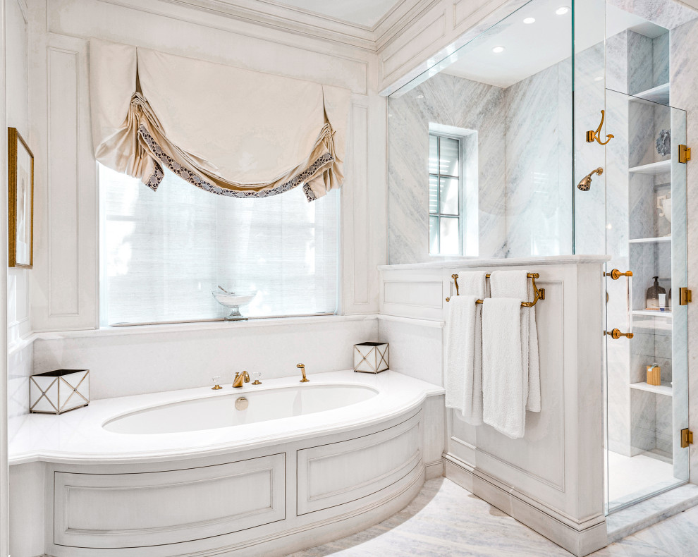 Idéer för ett mycket stort klassiskt vit en-suite badrum, med möbel-liknande, grå skåp, våtrum, beige väggar, klinkergolv i keramik, ett integrerad handfat, marmorbänkskiva, blått golv, dusch med gångjärnsdörr, en toalettstol med hel cisternkåpa och ett undermonterat badkar