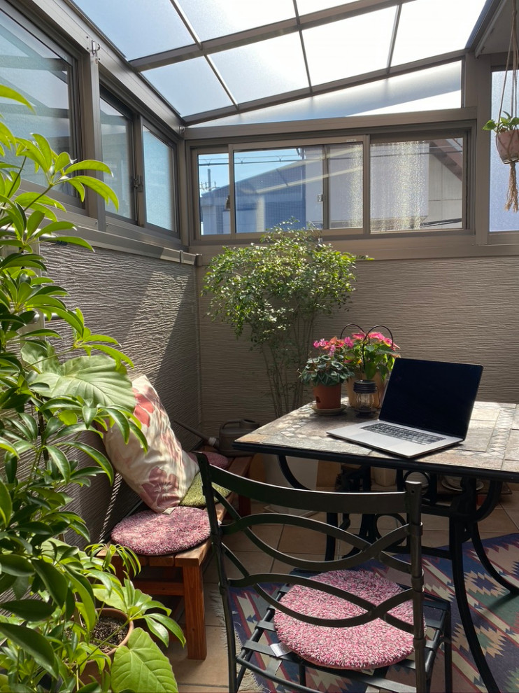 Свежая идея для дизайна: маленькая терраса в стиле фьюжн с потолочным окном и оранжевым полом для на участке и в саду - отличное фото интерьера