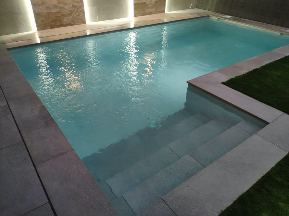 Foto de casa de la piscina y piscina alargada moderna pequeña rectangular en patio con suelo de baldosas