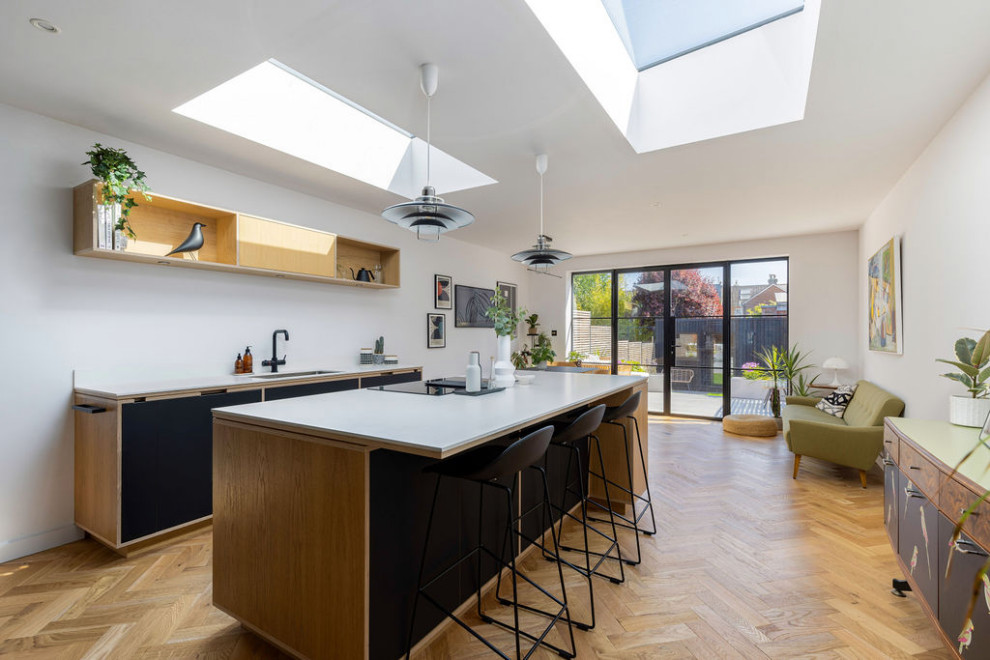 Geräumige Retro Wohnküche mit weißer Wandfarbe, braunem Holzboden und beigem Boden in Hampshire