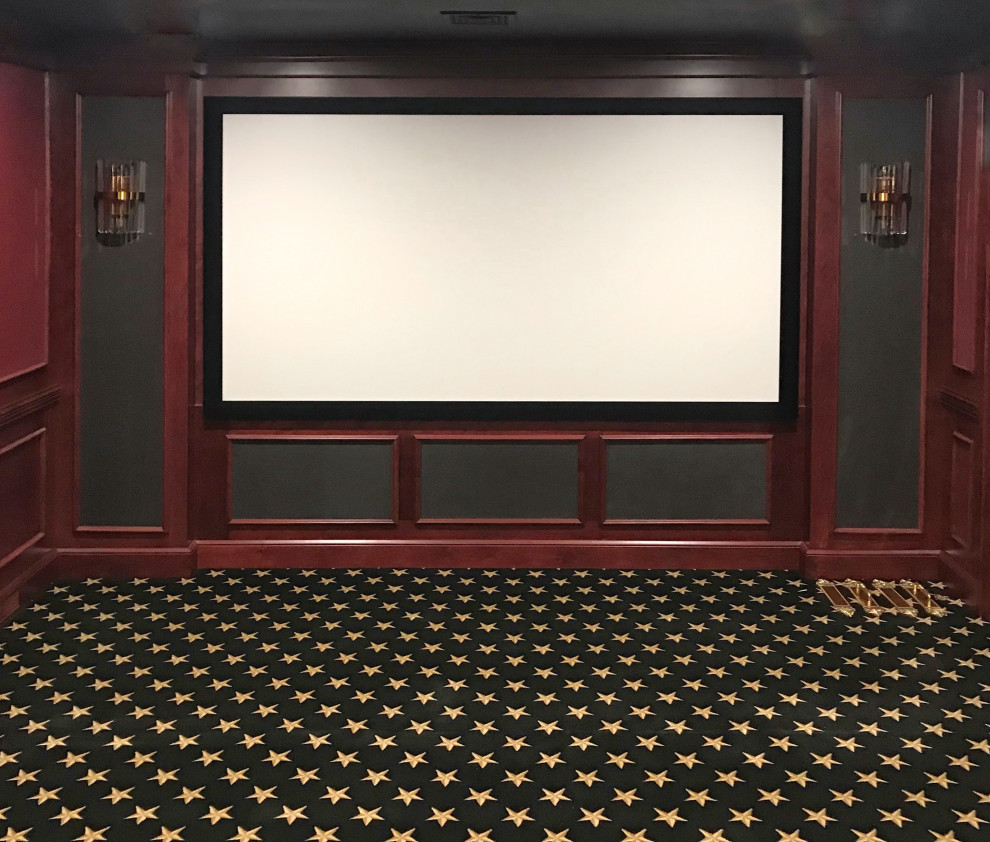 Modelo de cine en casa cerrado tradicional de tamaño medio con moqueta y pantalla de proyección