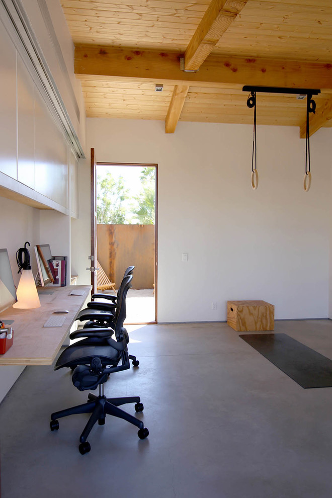 This is an example of a midcentury home gym in Los Angeles.