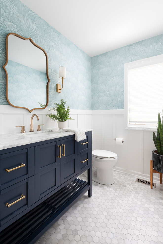 Inspiration för ett mellanstort vintage vit vitt toalett, med skåp i shakerstil, blå skåp, blå väggar, marmorgolv, ett undermonterad handfat, marmorbänkskiva och grått golv