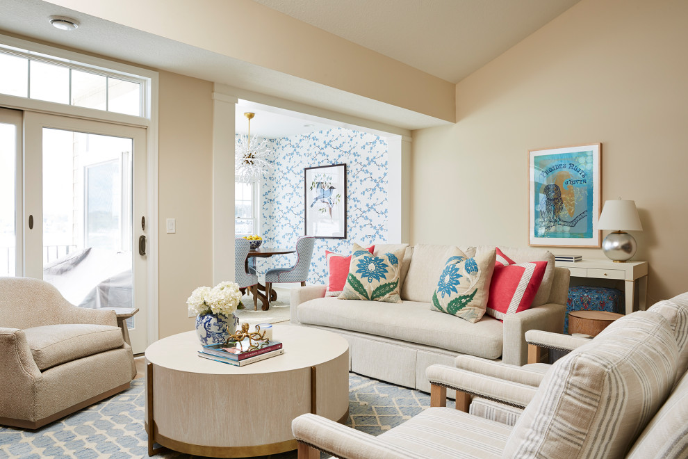 Cette image montre un grand salon ouvert avec un mur beige, parquet clair, cheminée suspendue, un manteau de cheminée en bois et un téléviseur encastré.