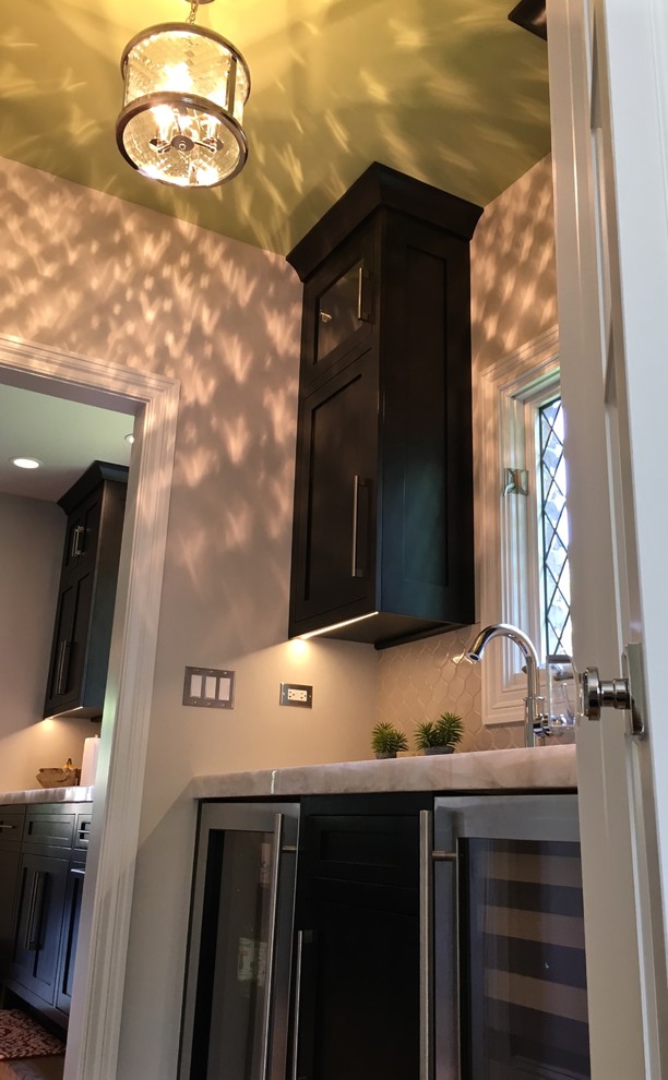 Example of a mid-sized transitional home design design in Chicago